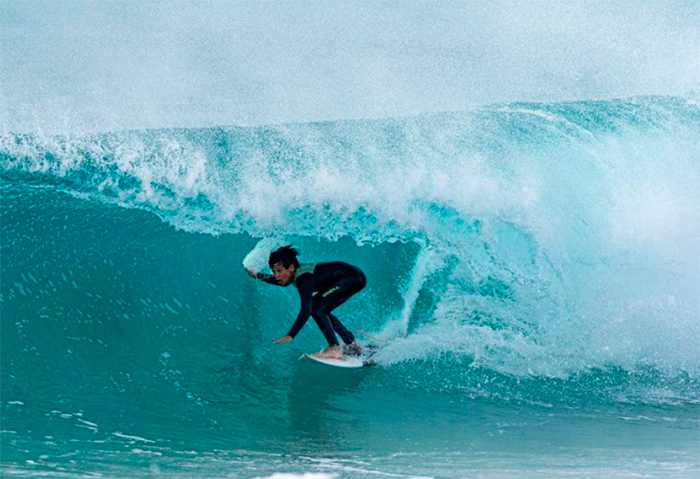 Imagen de Niño surfeando